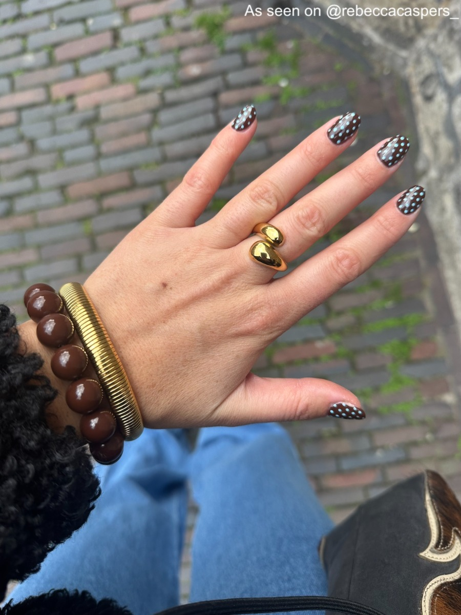 Influencer draagt gouden bangle stretch