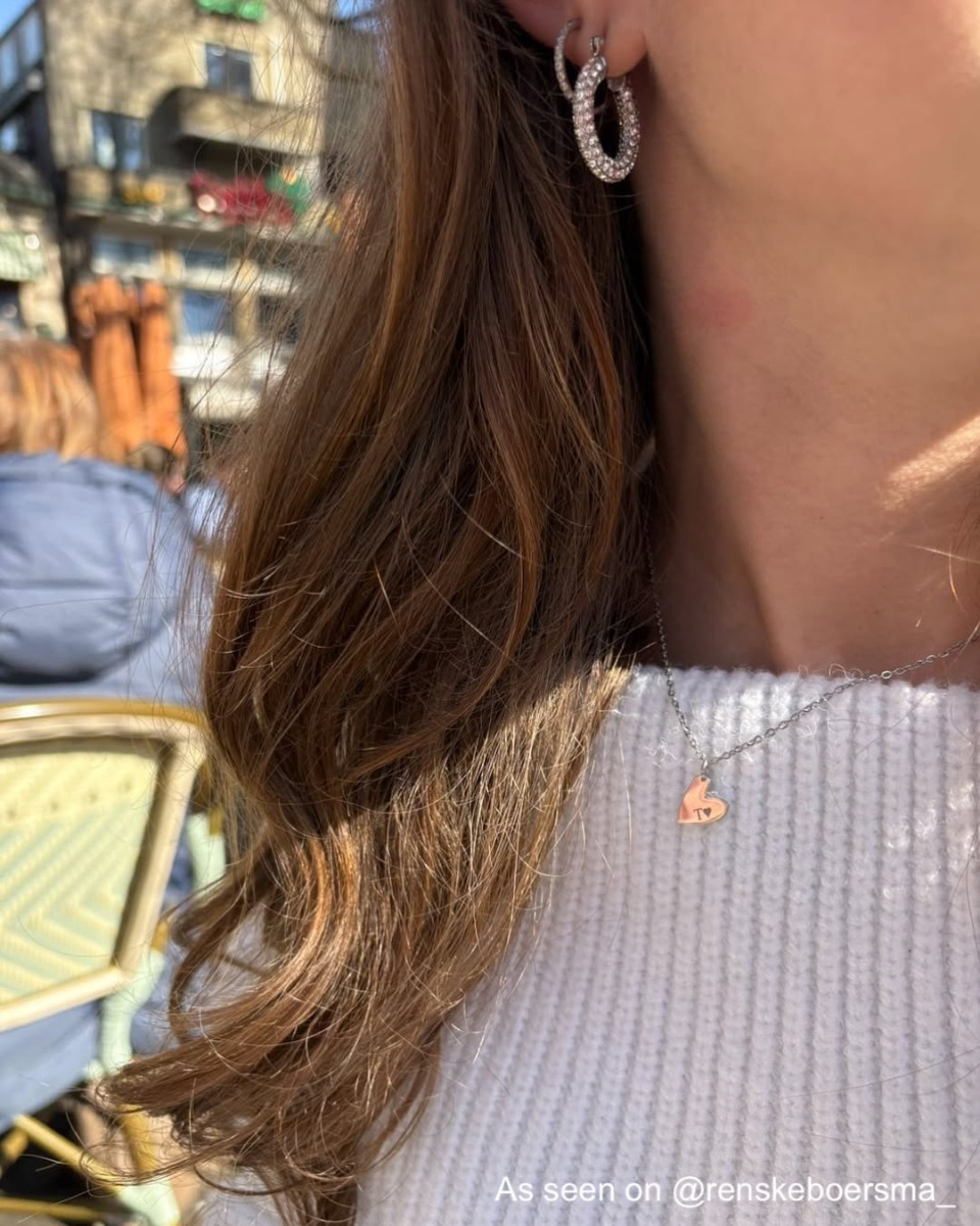 influencer met finaste hartjes ketting