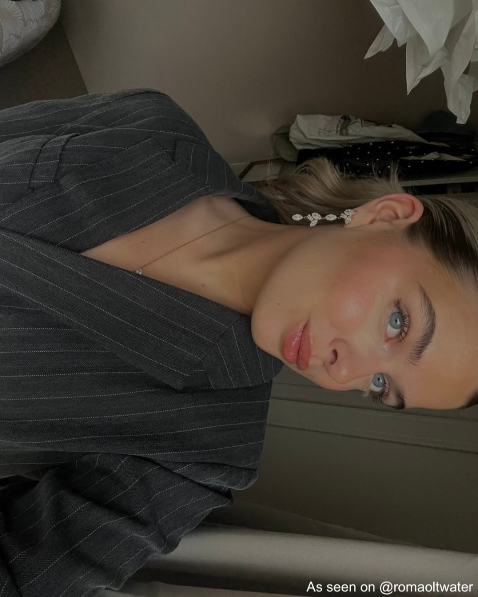 Influencer draagt statement diamanten oorbellen
