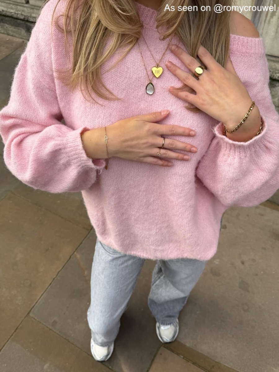 influencer draagt graveerbare goudkleurige ketting