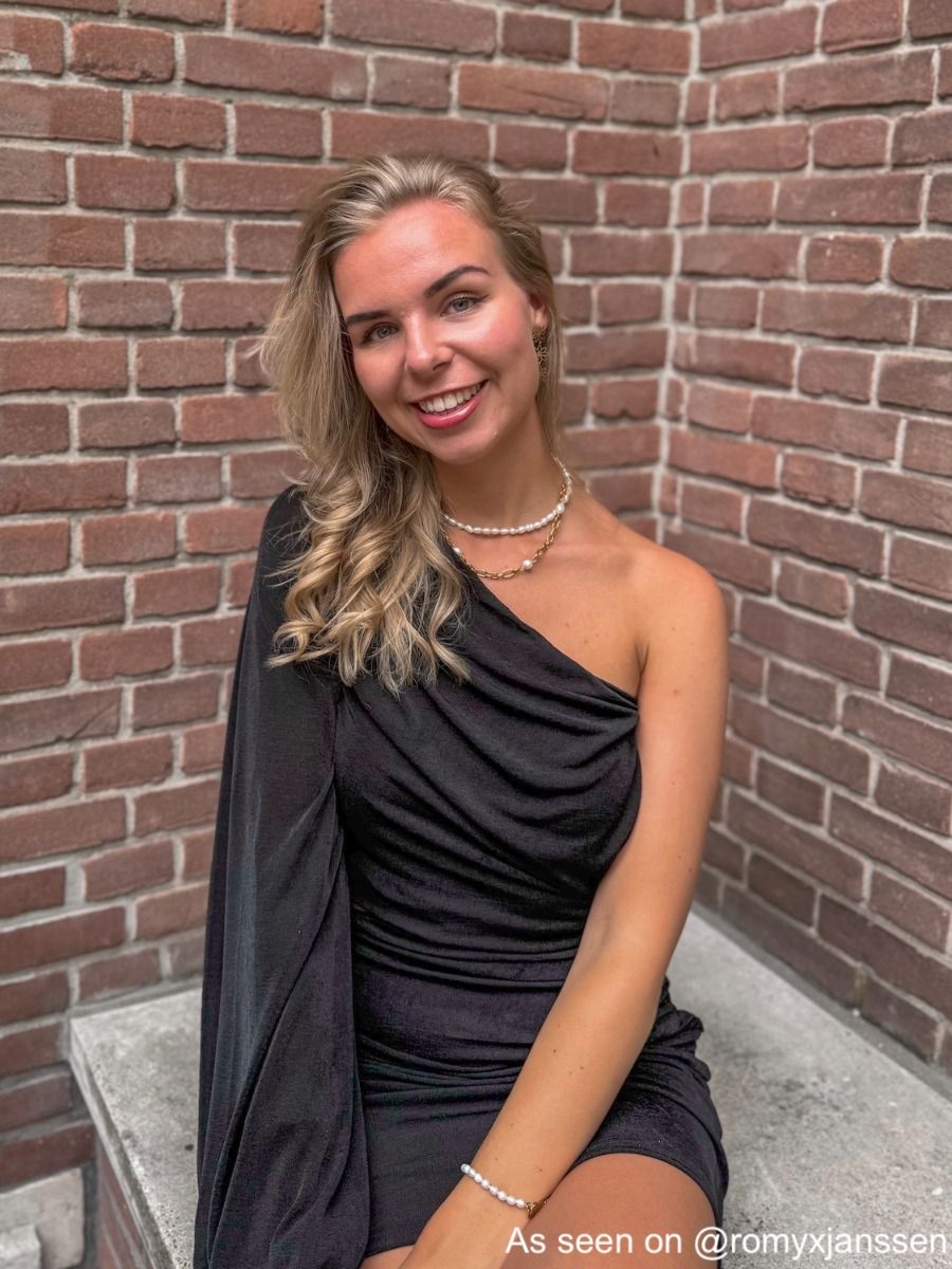 Influencer draagt ketting met pareltjes