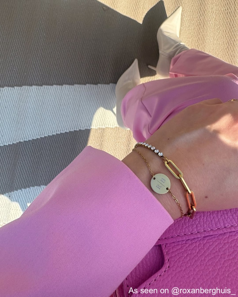 influencer met twee initial armband van Finaste 