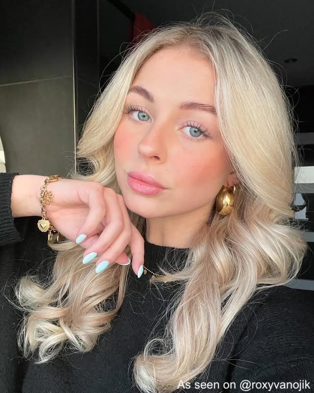 Influencer met gouden sieraden look
