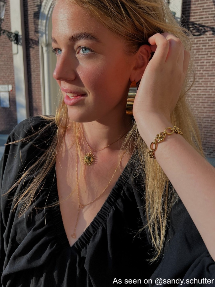 Influencer met gouden sieraden 
