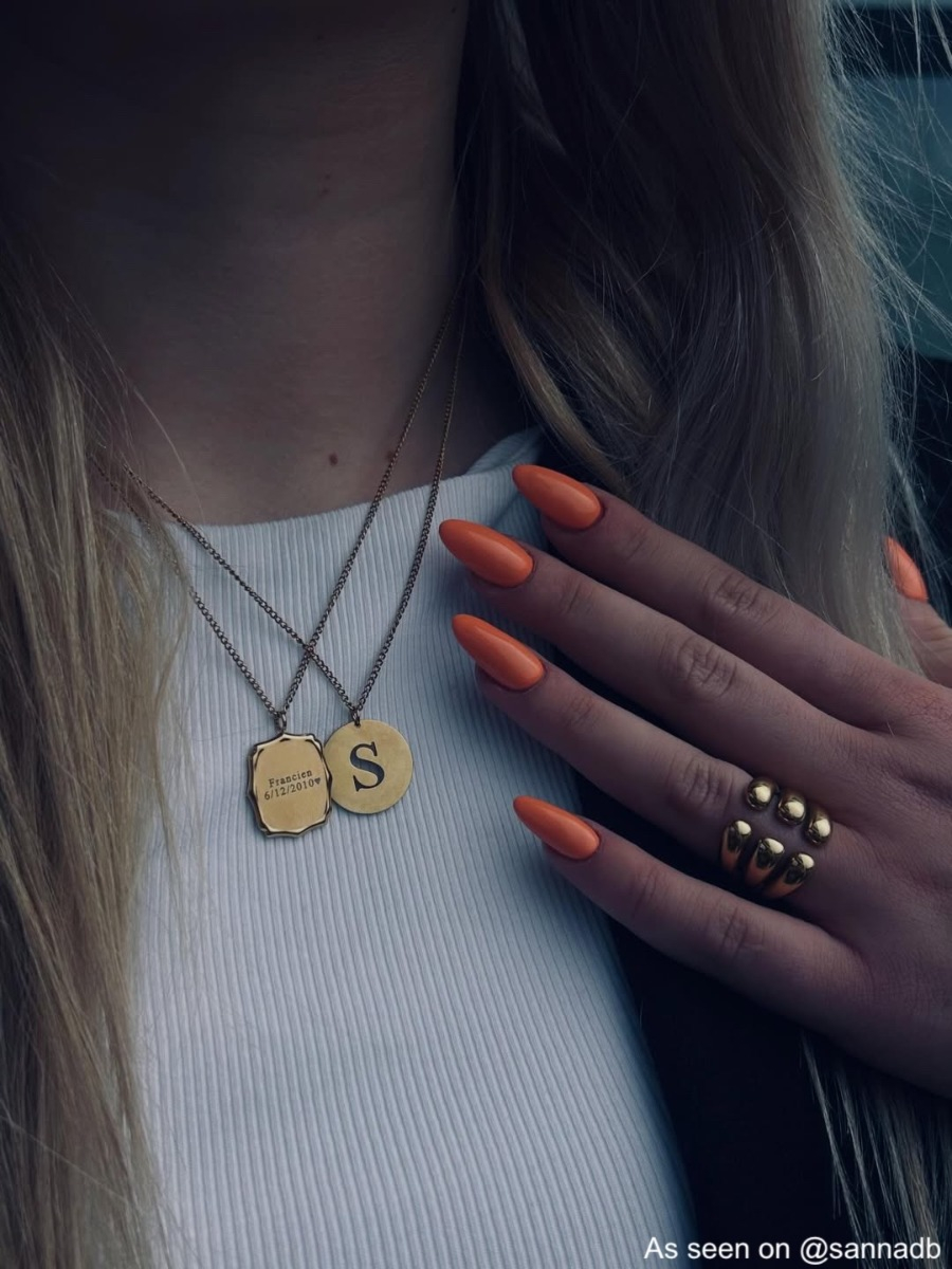 Influencer draagt gouden graveerbare ketting