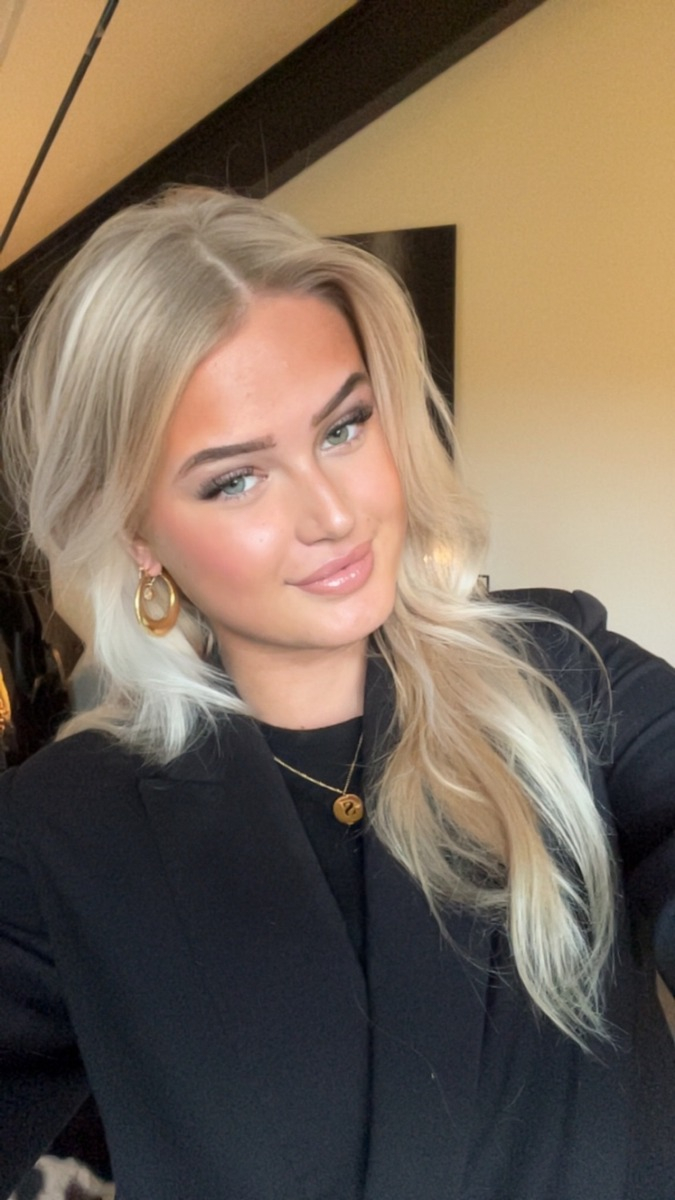 influencer draagt initial ketting