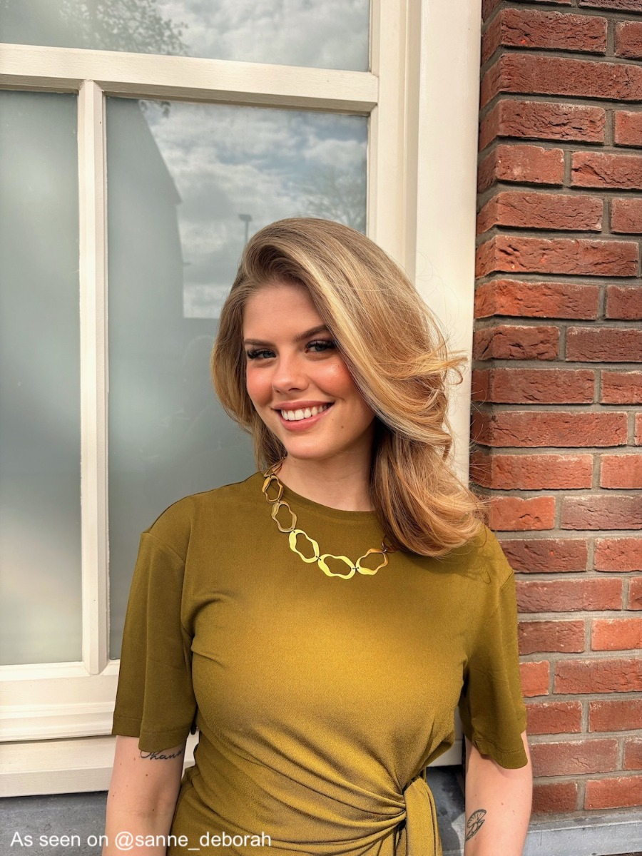 Influencer draagt gouden ovalen statement ketting