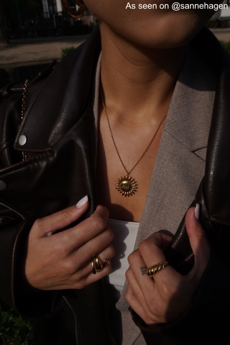 Model met statement ring van Finaste