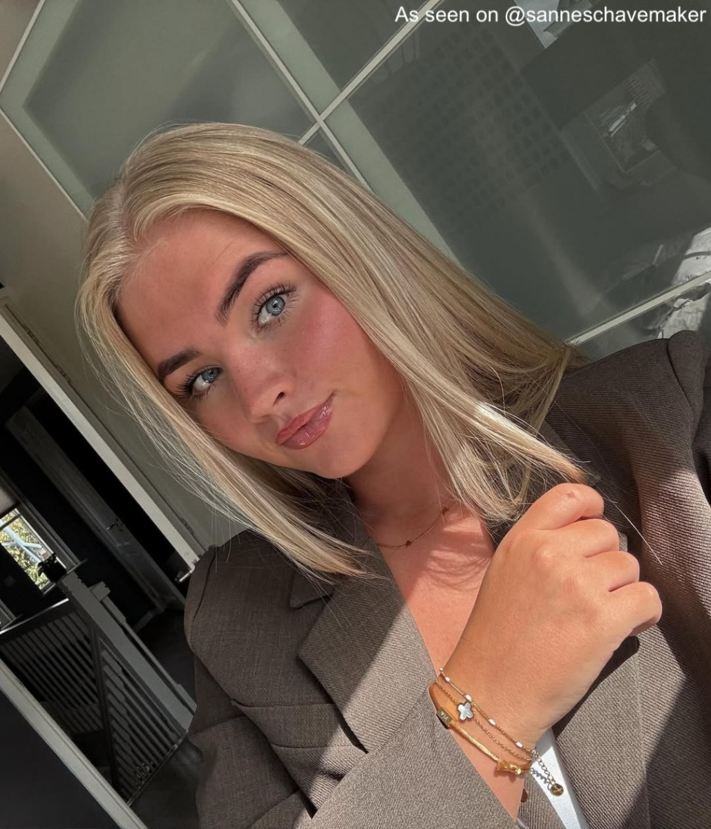 Influencer draagt armband witte bolletjes