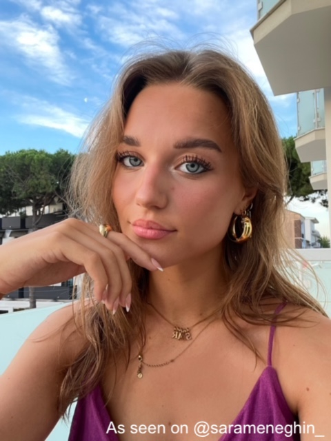 influencer met statement sieraden