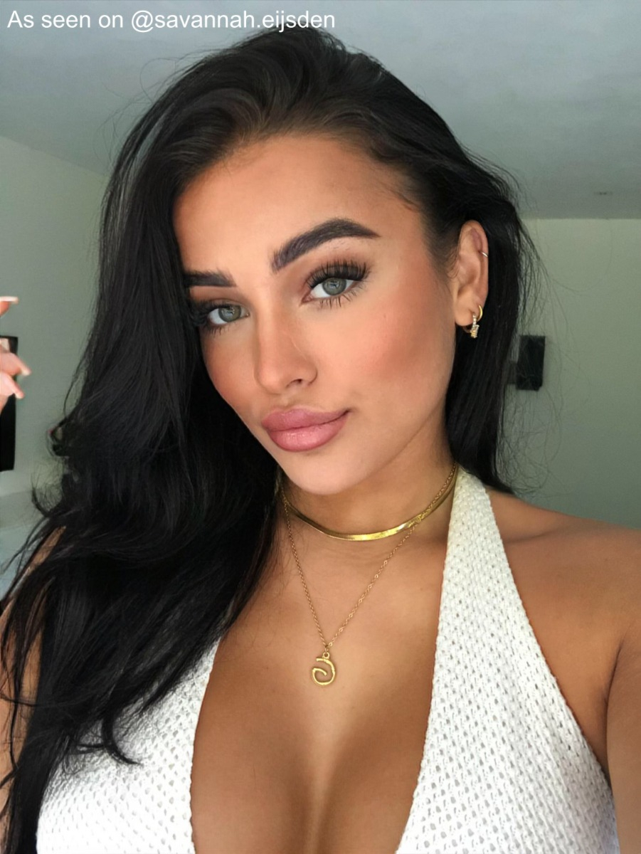 Influencer draagt gouden sieraden 