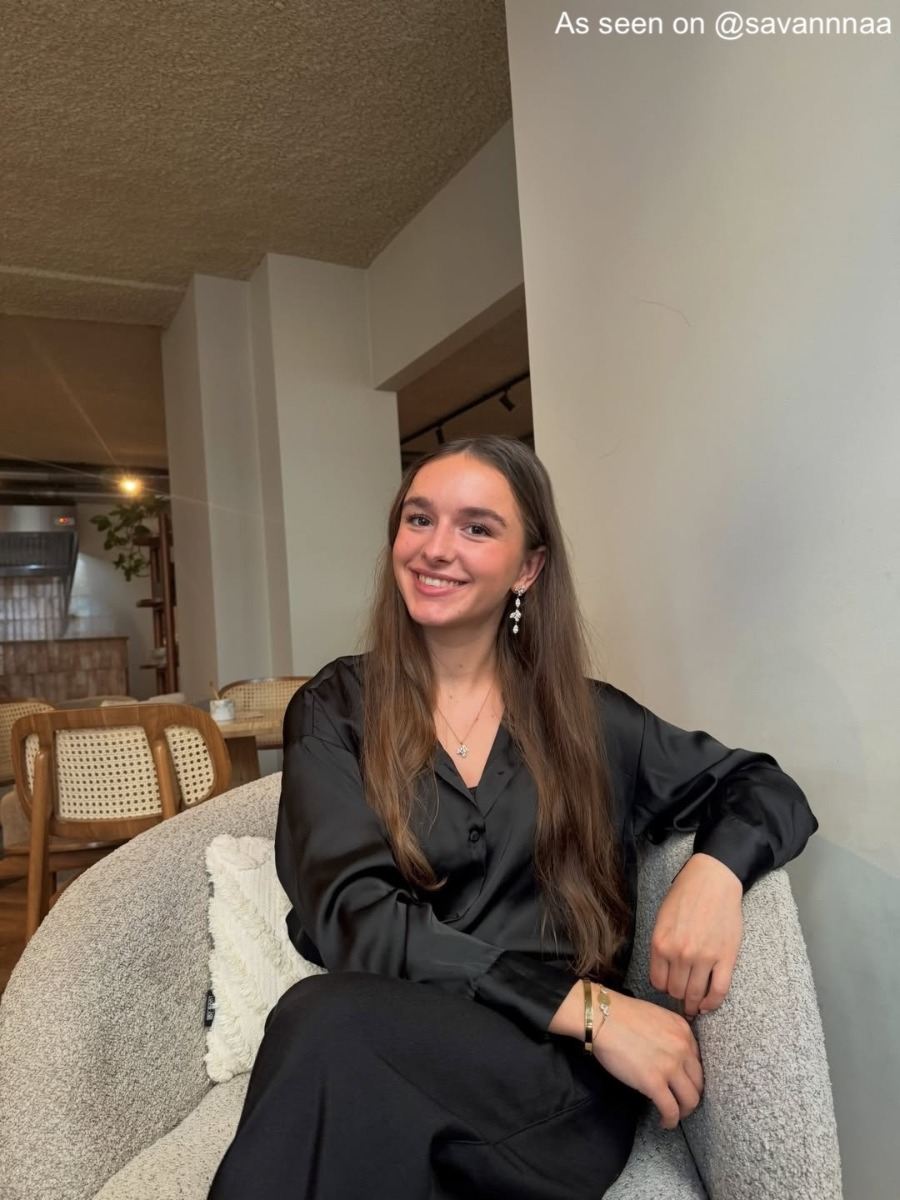 influencer draagt lange oorbellen