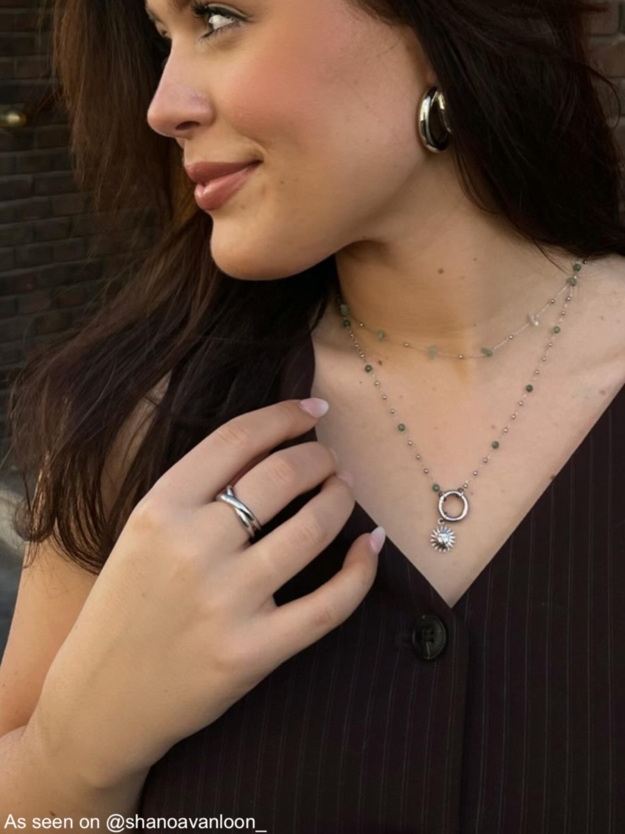 Influencer draag zilver groene kralenketting