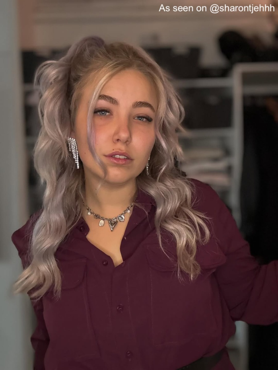 Influencer met oorbellen kerst