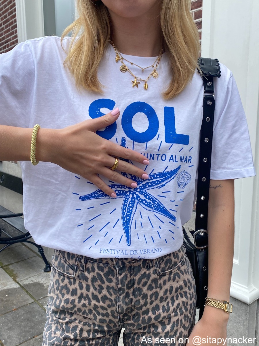 Influencer met gouden ketting