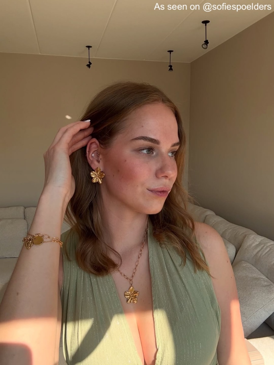 influencer met bloem oorbellen