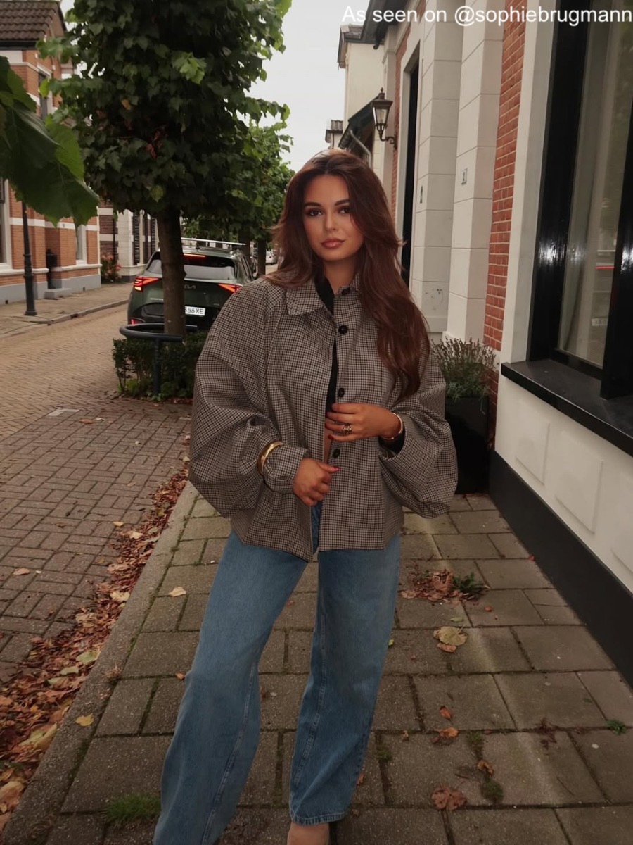 Influencer draagt gouden bangle