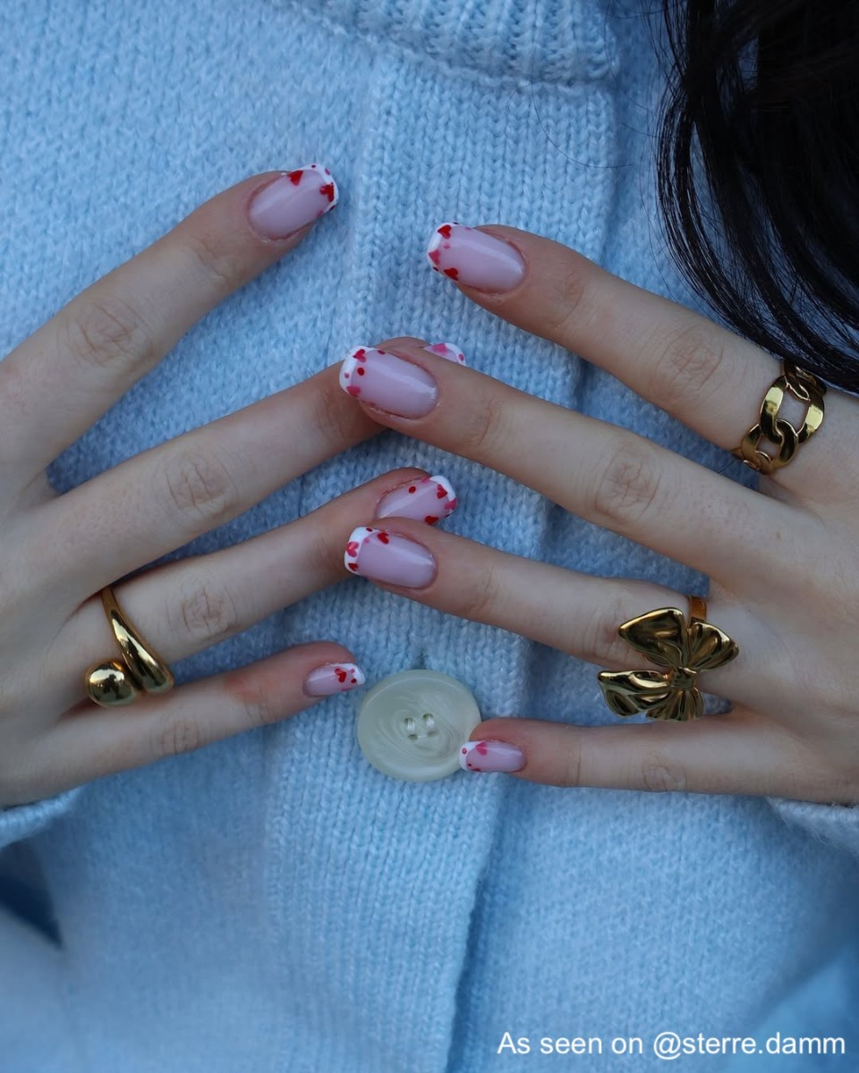 Influencer met gouden ringen