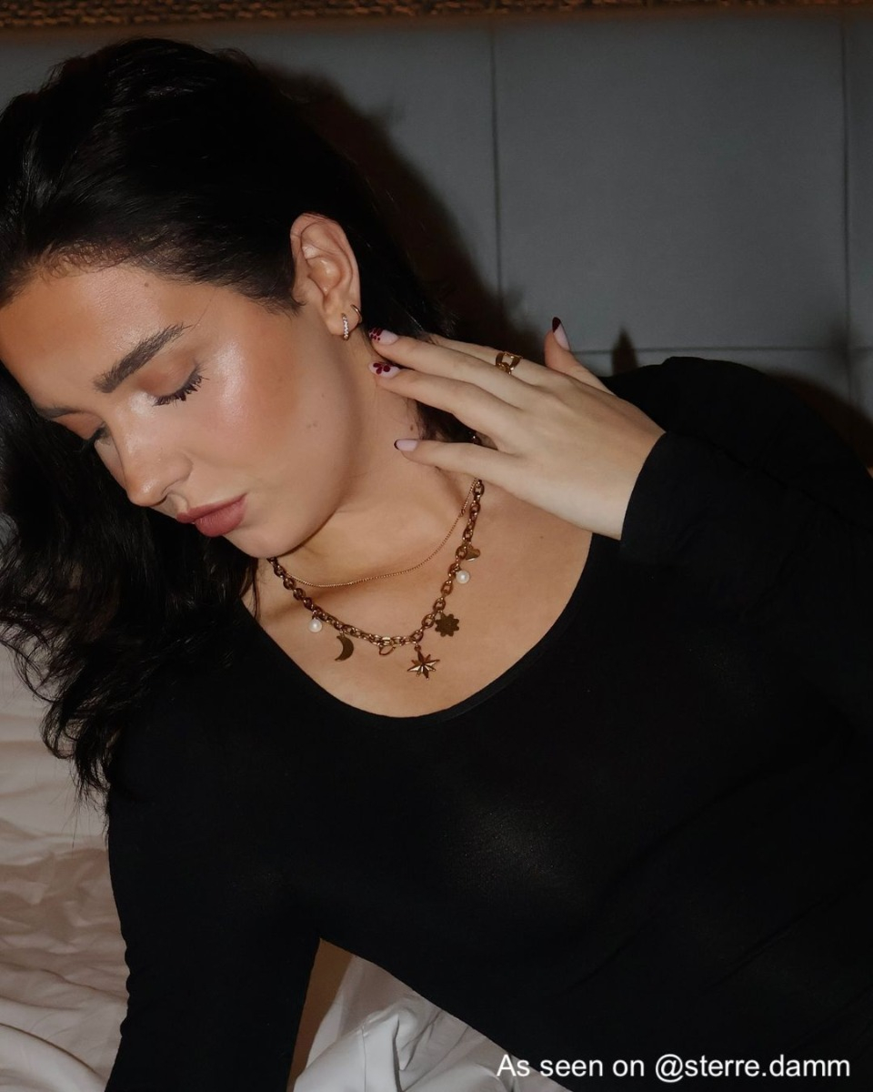 Influencer met gouden bedelketting
