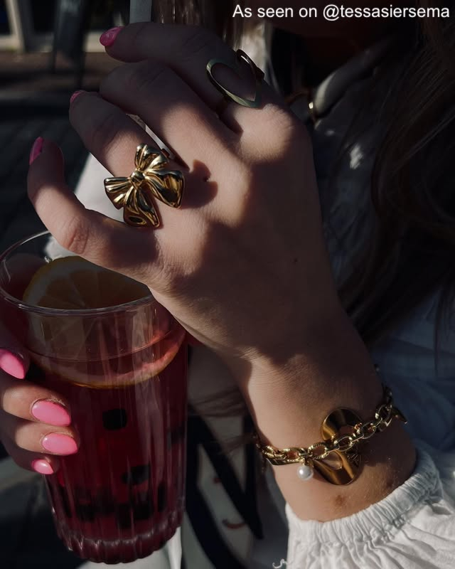 Influencer met gouden armbanden en ringen