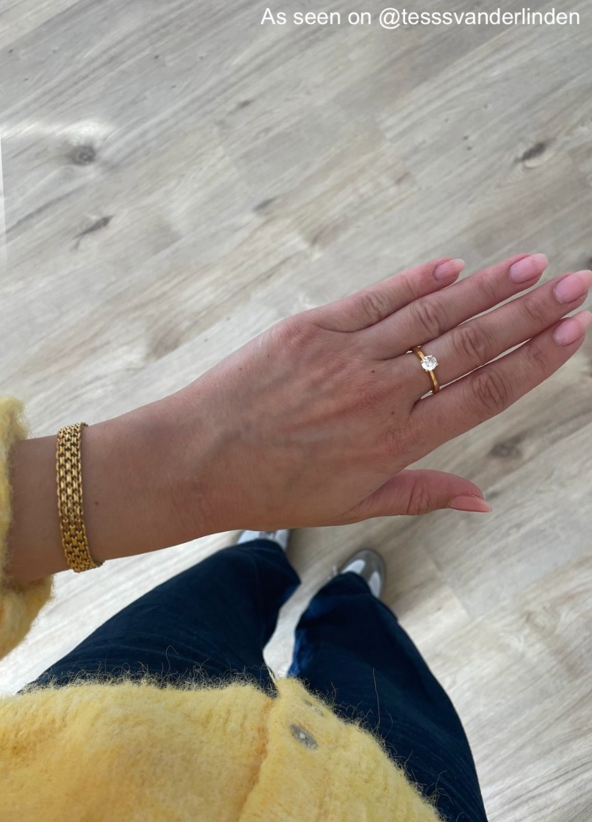 Influencer draagt één gouden armband en billionaire ring
