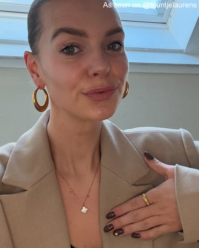 Influencer met Finaste oorbellen.