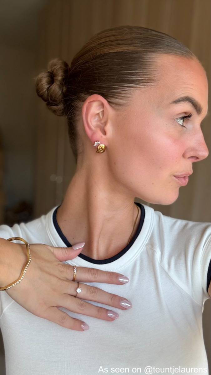 Influencer met gouden sieraden