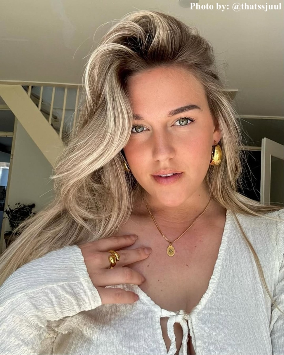 influencer met statement hoops