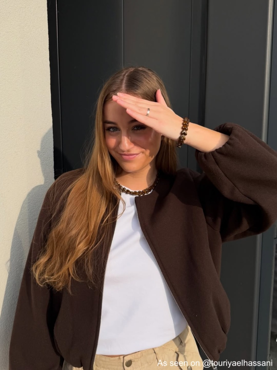Influencer draagt bruine hartjes armband