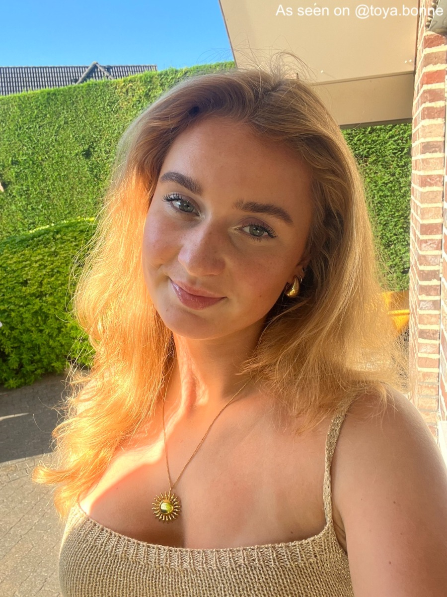Influencer met gouden initials ketting