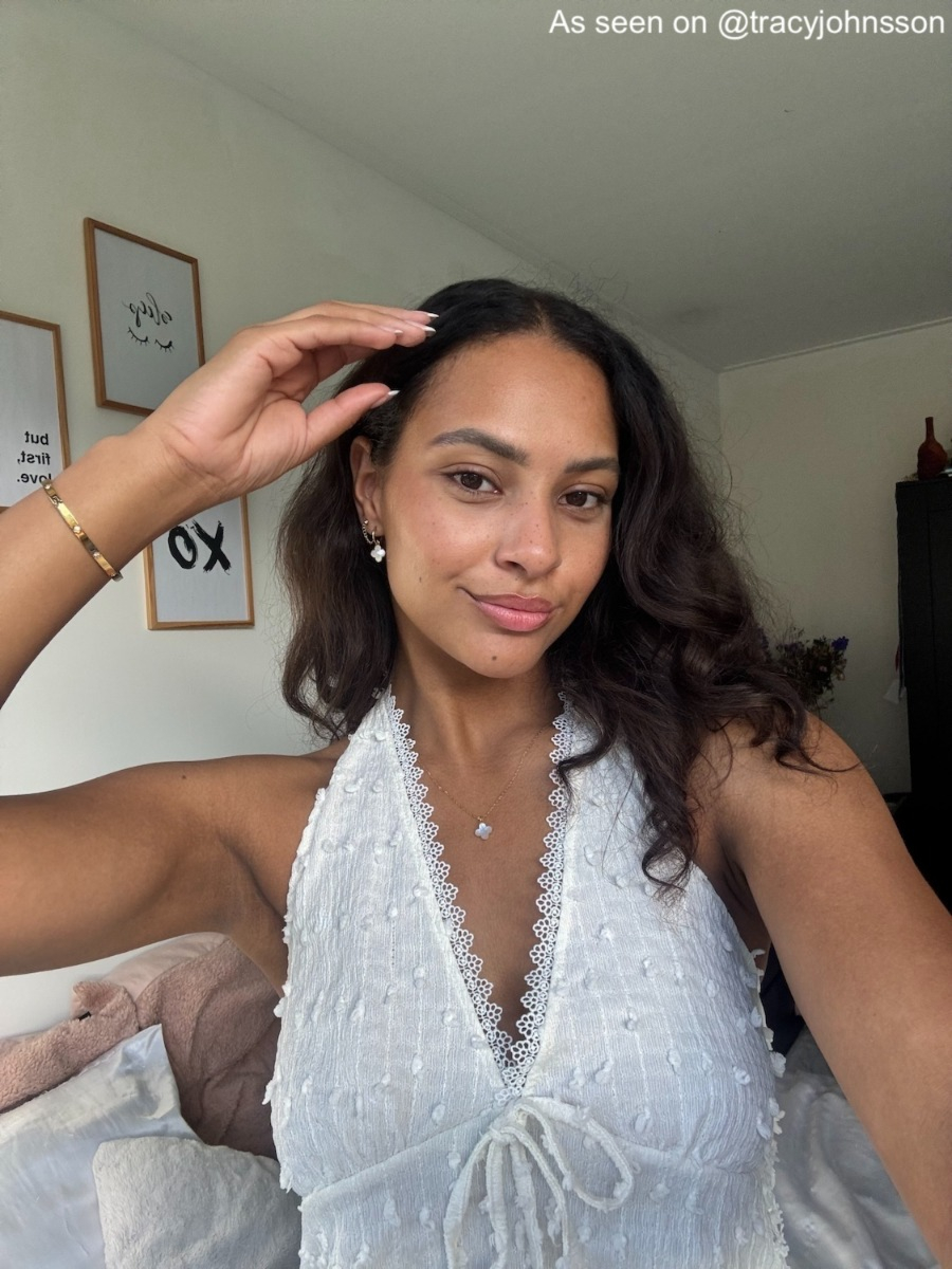 Influencer draagt gouden ketting oorbellen met kleine steentjes