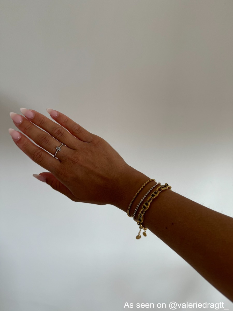 Influencer met zilveren en gouden sieraden mix