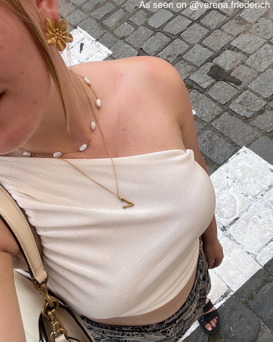 Influencer draagt gouden bloem oorbellen