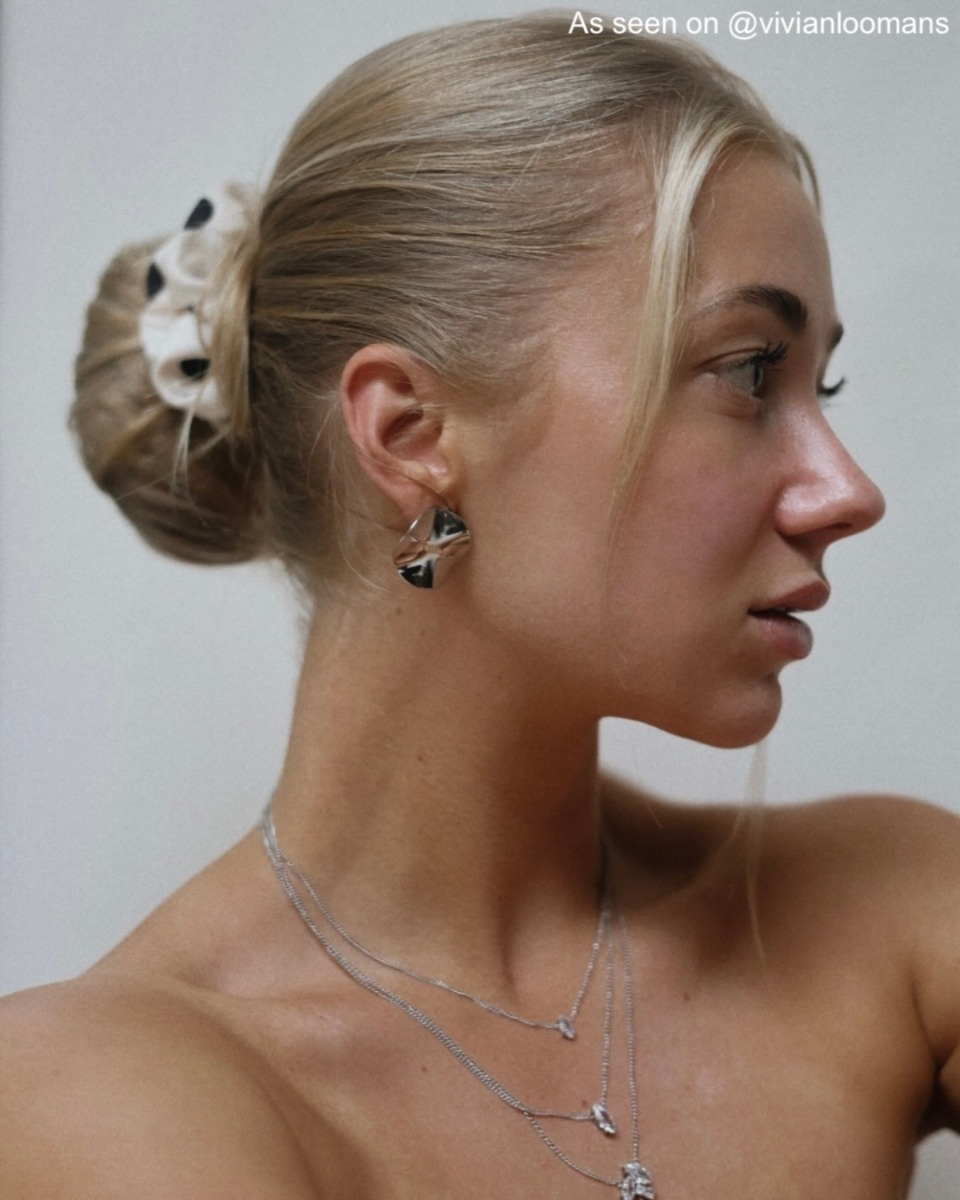 influencer draagt driedubbele ketting zilverkleurig