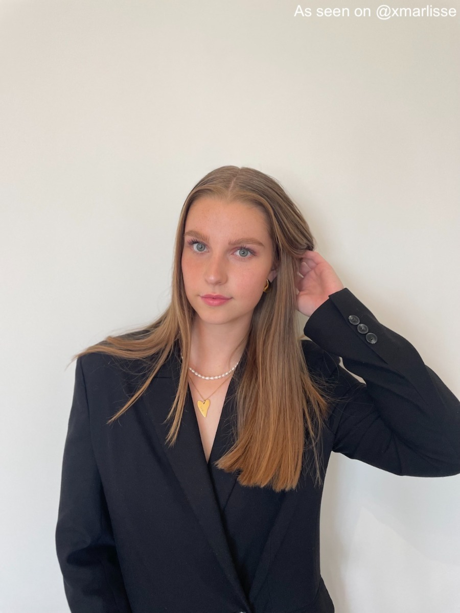 influencer met hartjes ketting

