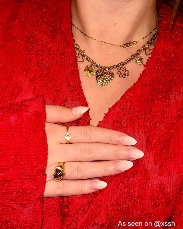 Influencer met hartjes sieraden