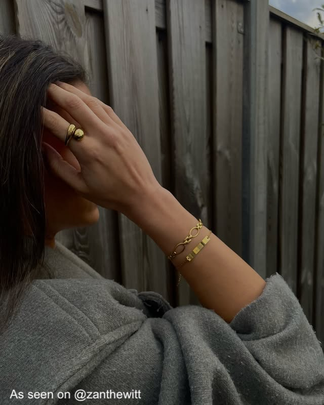 Influencer met gouden ring en armbanden