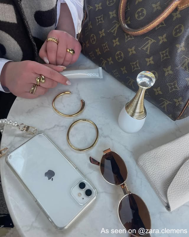 Influencer met gouden sieraden