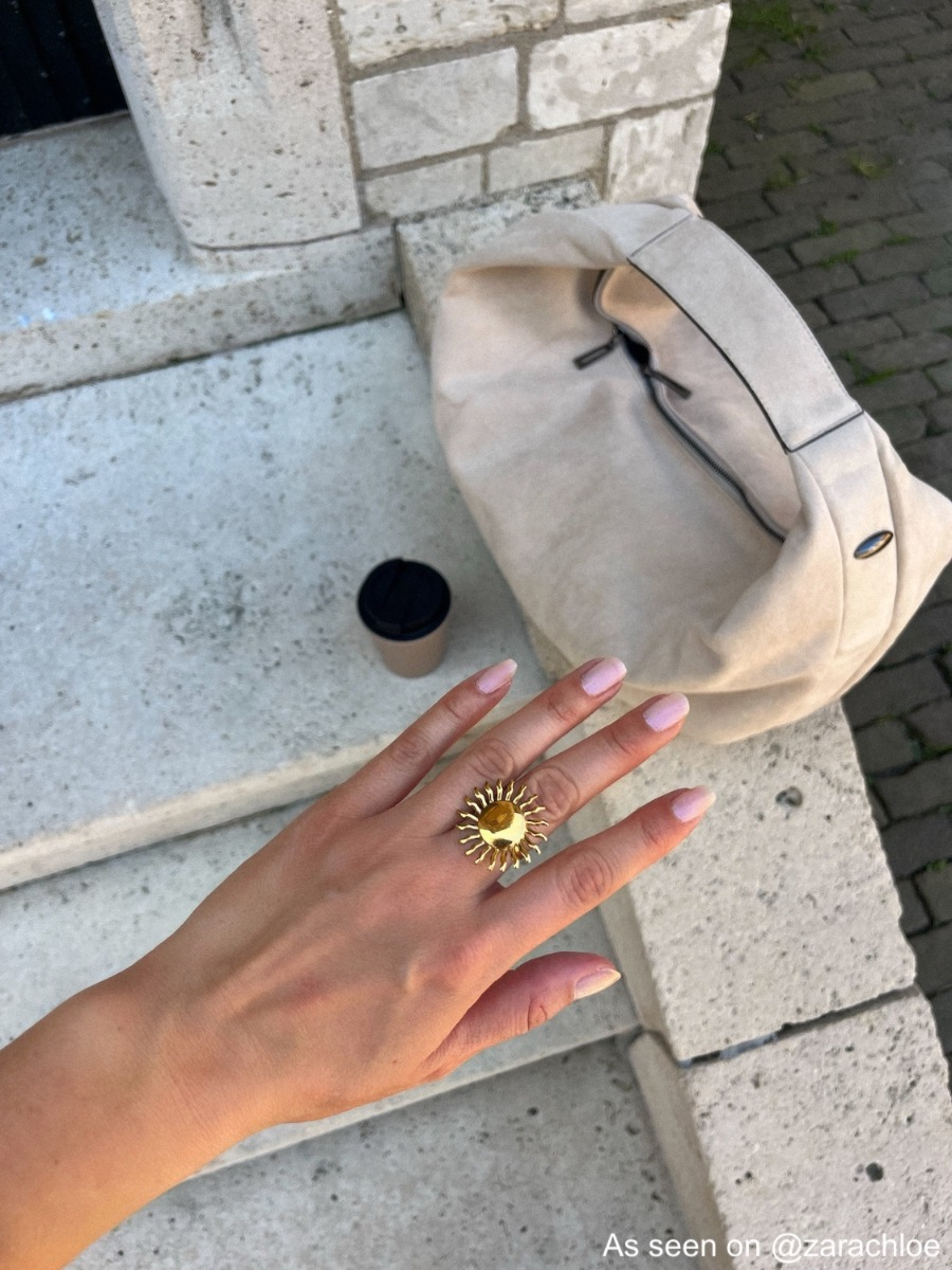 influencer met zon ring.