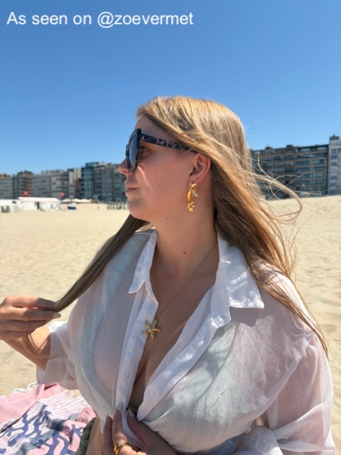 Influencer met gouden sieraden