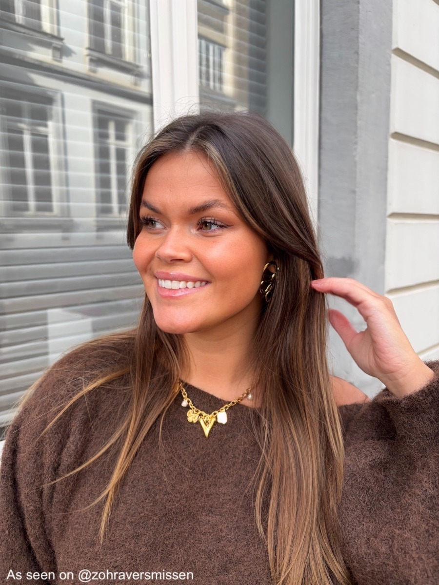 Influencer draagt gouden statement bloem oorbellen