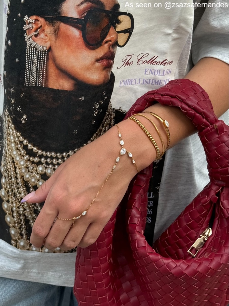 Influencer met gouden armparty
