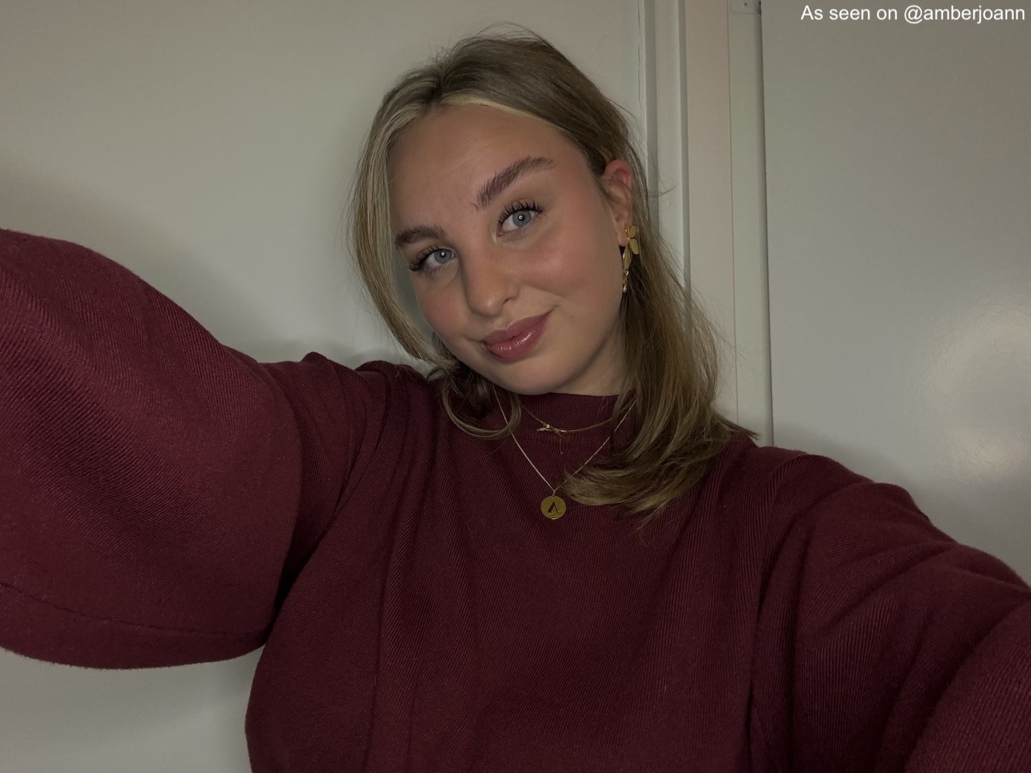 Influencer draagt gouden ketting