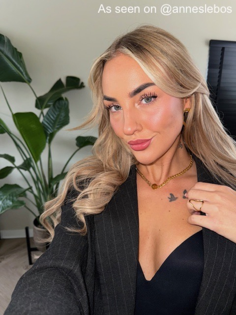 influencer draagt gouden ring
