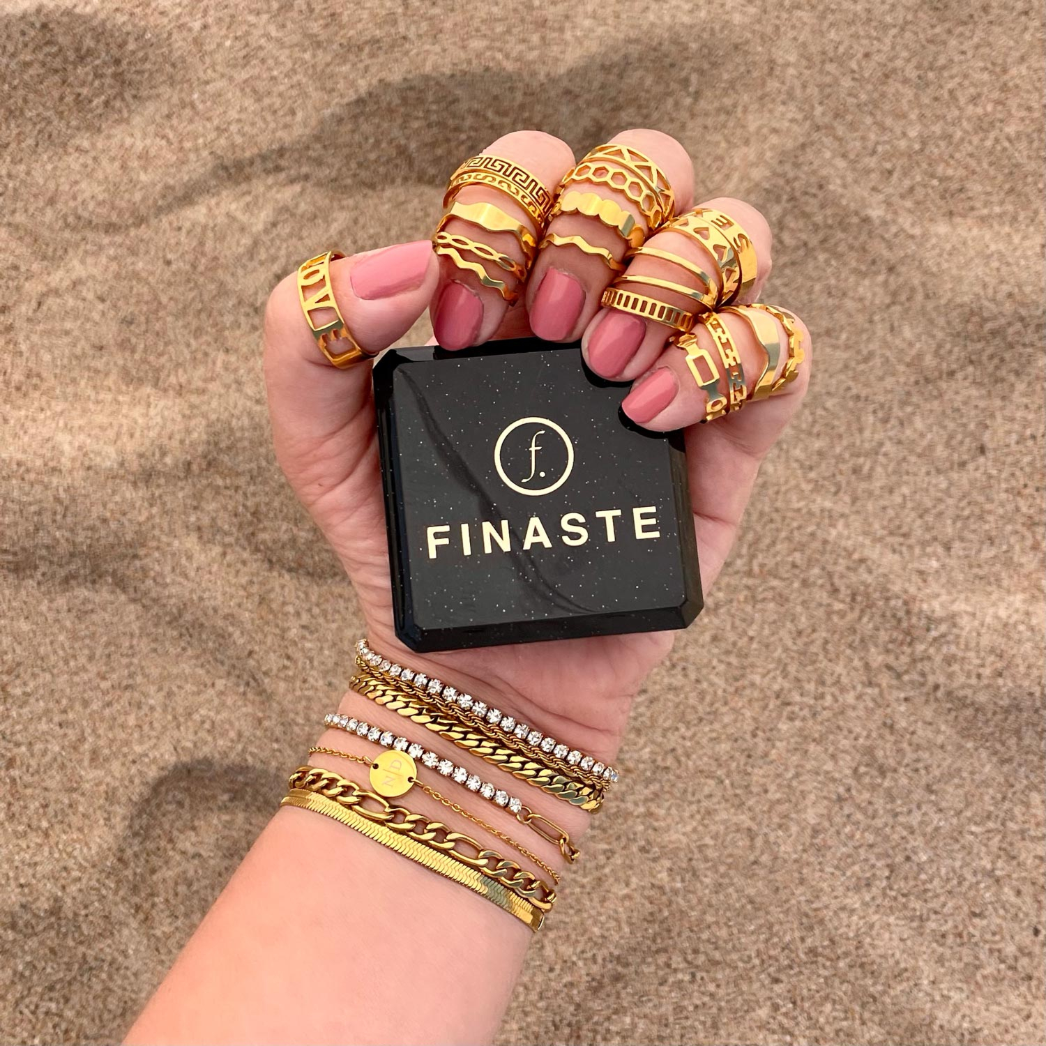 gouden ringen mix om hand