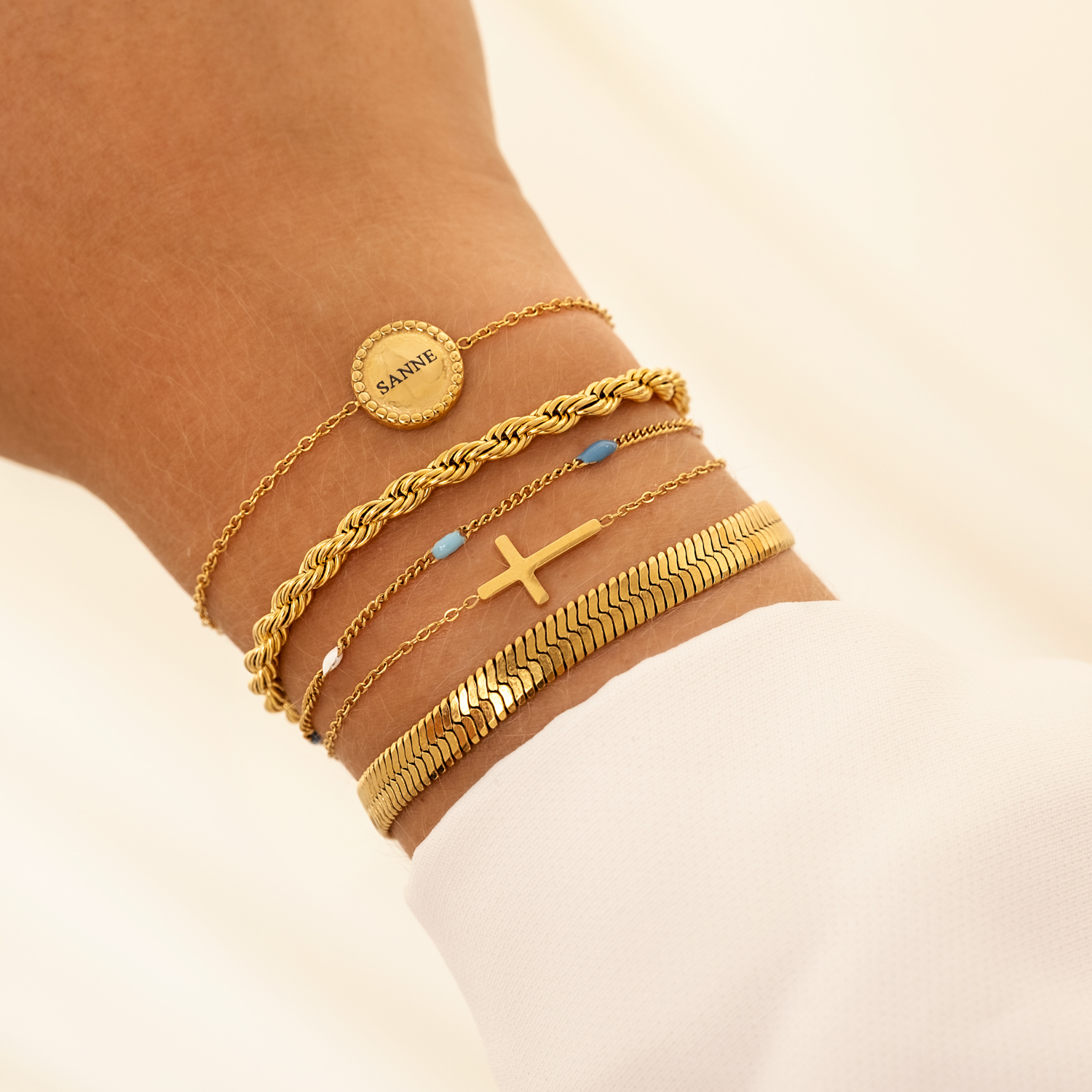 Cross armband goudkleurig