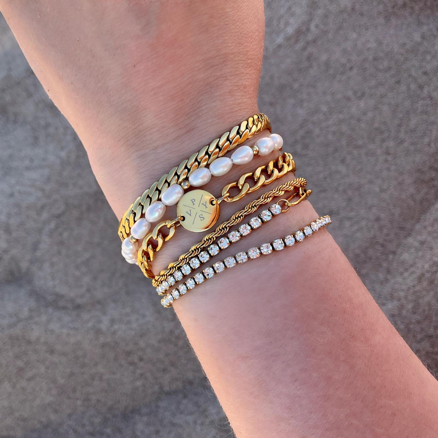 gouden armbanden mix om hand