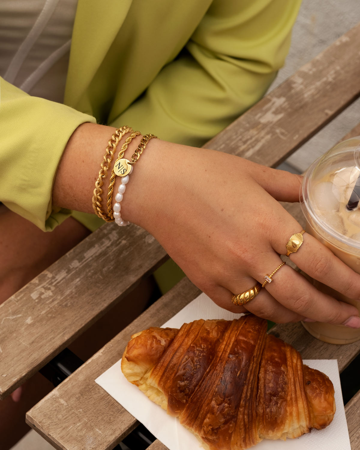 Mix van gouden ringen en armbanden