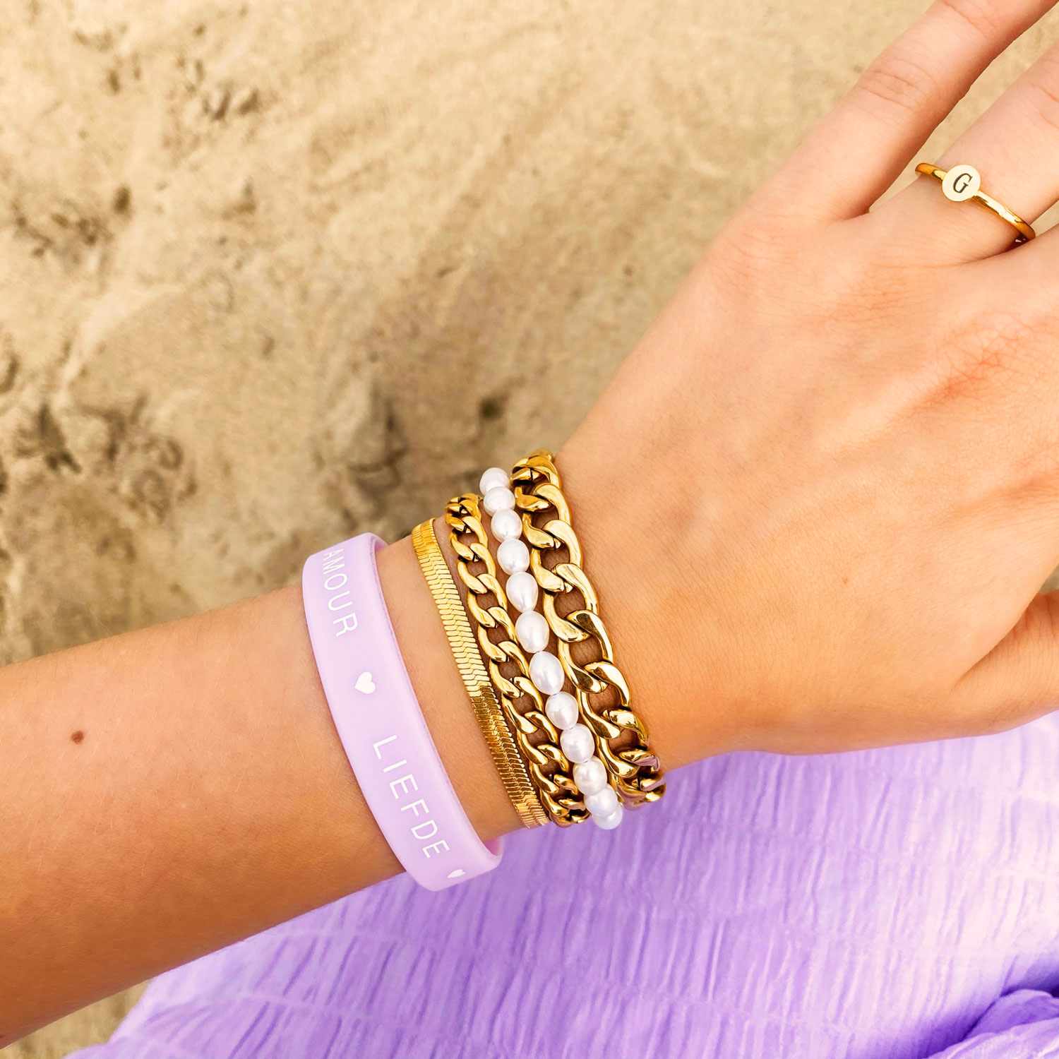 gouden armbanden mix om pols