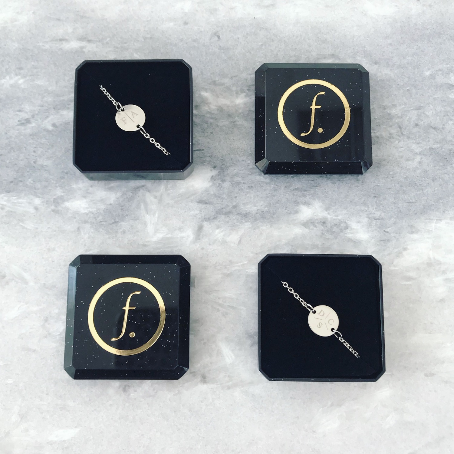 Zilveren armbandjes met letters